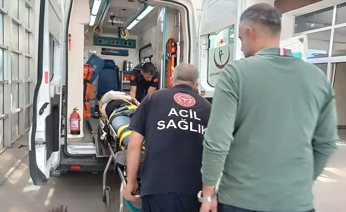 Otopark Çatısı Çöktü, 2 İşçi Yaralandı