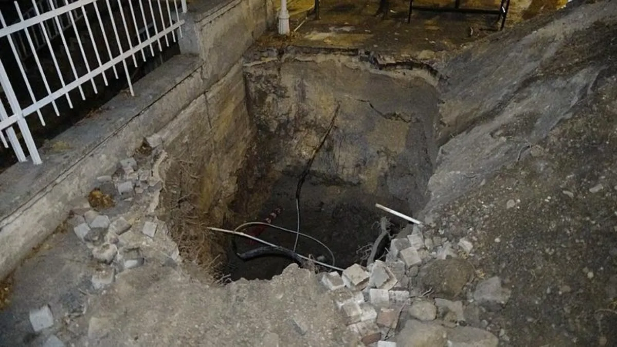 Şehrin göbeğinde belediye ekibi kılığına girip define aradılar