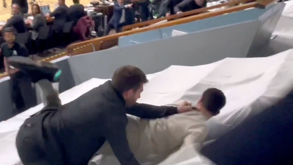 Fransa’da İsrailli taraftarlar, Filistin bayrağı taşıyan protestocuya saldırdı