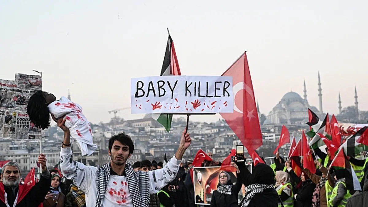 Yeni yılın ilk gününde Galata Köprüsü’nde tarihi görüntüler: Zulmün olduğu yerde tarafsız kalınmaz