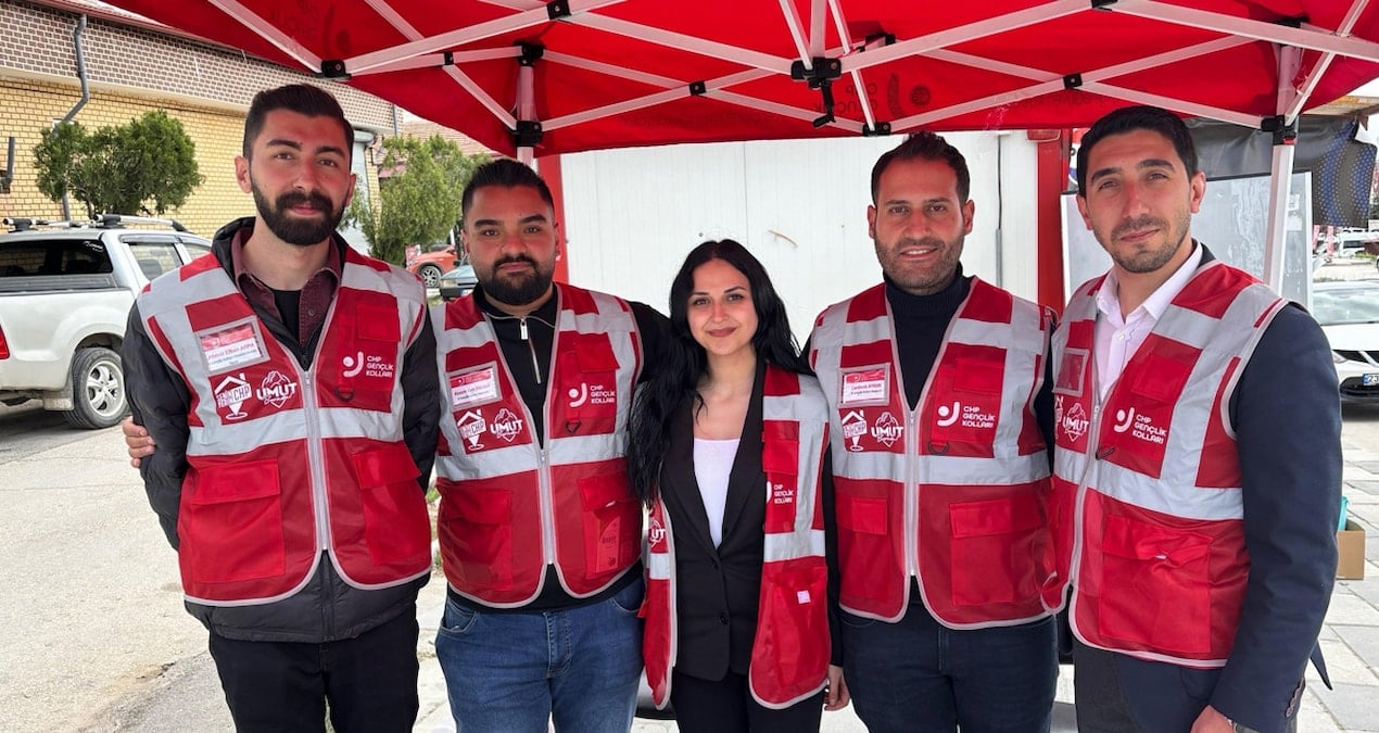 ‘İmamoğlu’ kampanyası engellenmişti: CHP’li gençler, AKP’nin güçlü olduğu mahallede stant açtı